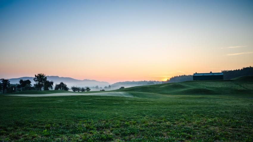 03661 sunriseatgolfcourse 2560x1440