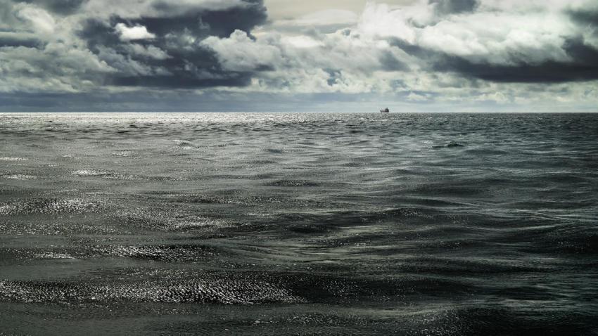 03782 loneship 2560x1440