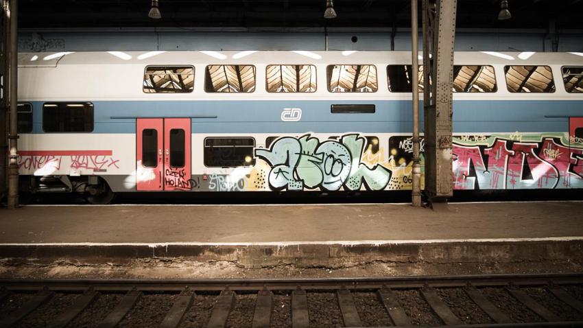 00949 trainwithgraffittiathlavninadraziprague 2560x1440