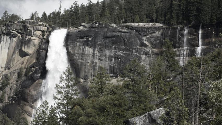 01105 nevadafalls 2560x1440