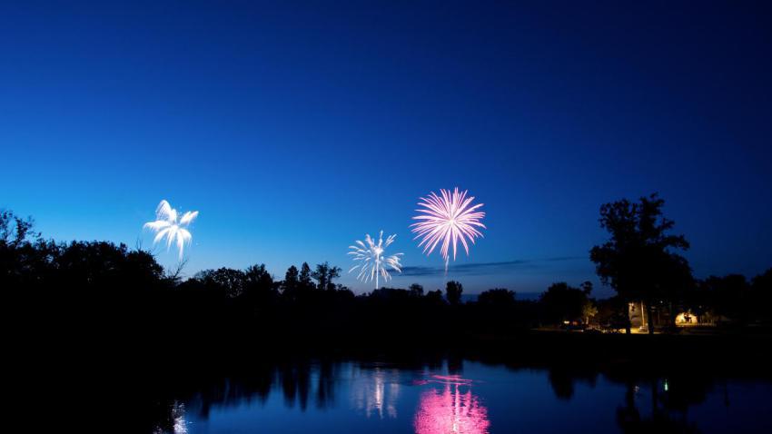 01957 fireworks 2560x1440