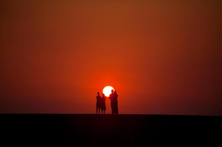 Couple on sunset 2023 11 27 05 17 25 utc